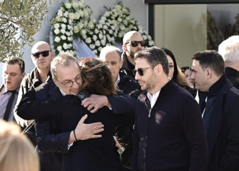 Στρατής Λιαρέλλης και Νίκος Ανδρουλάκης στην κηδεία του Γιώργου Παπαδάκη, στο Αποτεφρωτήριο της Ριτσώνας, Πέμπτη 8 Ιανουαρίου 2026 (φωτ.: EUROKINISSI / Μιχάλης Καραγιάννης)