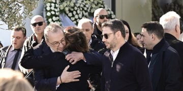 Στρατής Λιαρέλλης και Νίκος Ανδρουλάκης στην κηδεία του Γιώργου Παπαδάκη, στο Αποτεφρωτήριο της Ριτσώνας, Πέμπτη 8 Ιανουαρίου 2026 (φωτ.: EUROKINISSI / Μιχάλης Καραγιάννης)