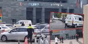 Αστυνομικοί έξω από το δικαστικό μέγαρο της Κωνσταντινούπολης όπου σημειώθηκε η επίθεση (φωτ.: dha.com.tr)