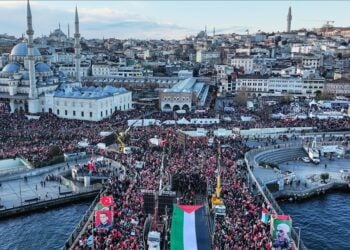 Εκατοντάδες χιλιάδες άνθρωποι συγκεντρώθηκαν υπέρ της Παλαιστίνης στη Γέφυρα του Γαλατά (φωτ.: Anadolu Ajansi/Hakan Akgün)