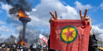 Υποστηρικτές του DEM κρατούν σημαία του ΡΚΚ στη διάρκεια συγκέντρωσης στο Ντιγιαρμπακίρ, τον Μάρτιο του 2025 (φωτ. αρχείου: EPA/Metin Yoksu)