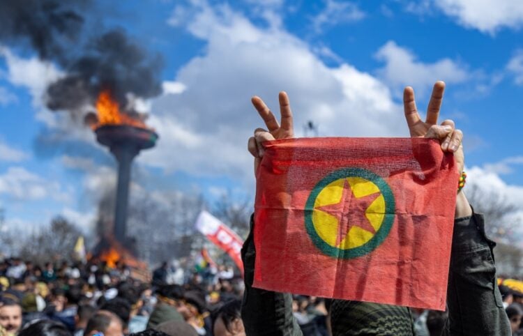 Υποστηρικτές του DEM κρατούν σημαία του ΡΚΚ στη διάρκεια συγκέντρωσης στο Ντιγιαρμπακίρ, τον Μάρτιο του 2025 (φωτ. αρχείου: EPA/Metin Yoksu)