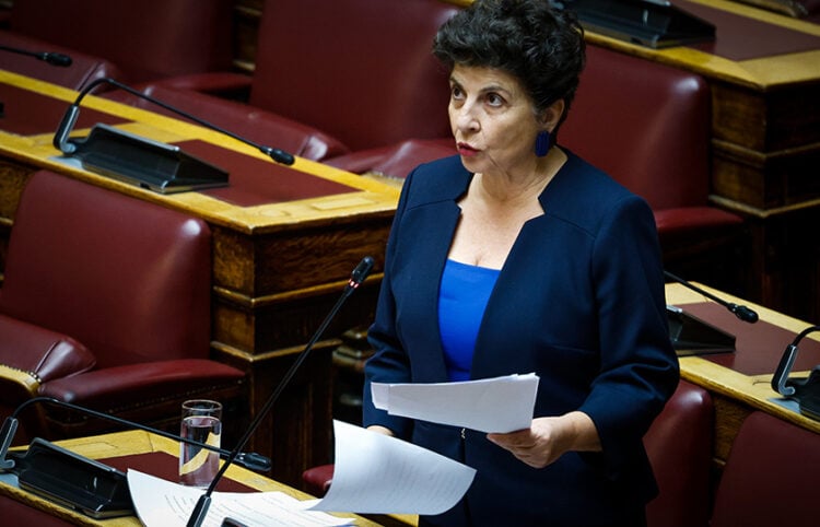 Η ανεξάρτητη βουλευτής Κυριακή Μάλαμα κατά τη συζήτηση της επίκαιρης ερώτησης (φωτ.: EUROKINISSI / Γιώργος Κονταρίνης)