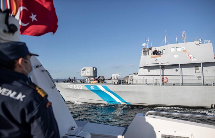 Μέλη της ελληνικής και της τουρκικής Ακτοφυλακής στο Αιγαίο, στα ανοιχτά της Λέσβου (φωτ.: EPA / Erdam Sahin)