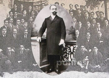 Ο Νικόλαος Λιθοξόος φωτογραφημένος το 1905 στην Τραπεζούντα. Στο φόντο οι τελευταίοι απόφοιτοι του κλασικού τμήματος της Ευαγγελικής Σχολής Σμύρνης, τη σχολική χρονιά 1921-1922 (εικ.: Χριστίνα Κωνσταντάκη)