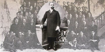 Ο Νικόλαος Λιθοξόος φωτογραφημένος το 1905 στην Τραπεζούντα. Στο φόντο οι τελευταίοι απόφοιτοι του κλασικού τμήματος της Ευαγγελικής Σχολής Σμύρνης, τη σχολική χρονιά 1921-1922 (εικ.: Χριστίνα Κωνσταντάκη)