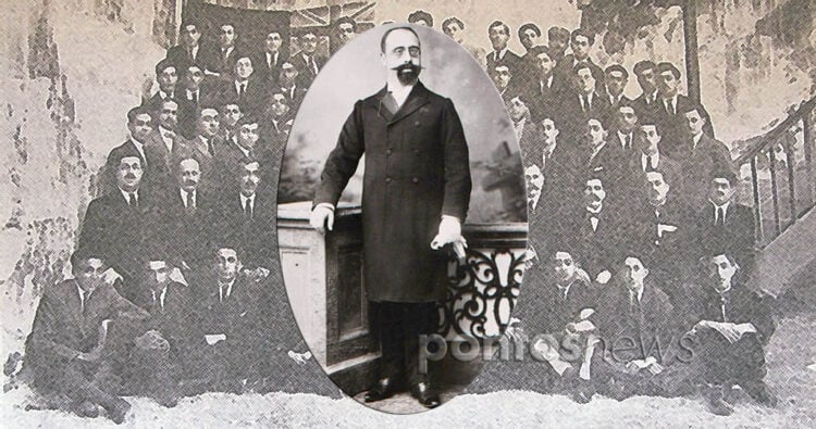 Ο Νικόλαος Λιθοξόος φωτογραφημένος το 1905 στην Τραπεζούντα. Στο φόντο οι τελευταίοι απόφοιτοι του κλασικού τμήματος της Ευαγγελικής Σχολής Σμύρνης, τη σχολική χρονιά 1921-1922 (εικ.: Χριστίνα Κωνσταντάκη)