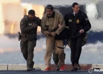 Φωτογραφία του Reuters δείχνει τον Νικολάς Μαδούρο να κατεβαίνει από το ελικόπτερο συνοδεία ομοσπονδιακών πρακτόρων (πηγή: Χ)