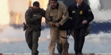 Φωτογραφία του Reuters δείχνει τον Νικολάς Μαδούρο να κατεβαίνει από το ελικόπτερο συνοδεία ομοσπονδιακών πρακτόρων (πηγή: Χ)