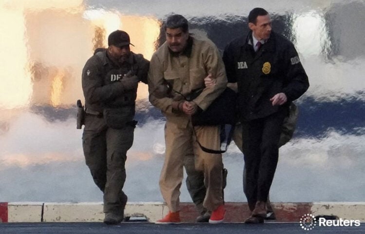 Φωτογραφία του Reuters δείχνει τον Νικολάς Μαδούρο να κατεβαίνει από το ελικόπτερο συνοδεία ομοσπονδιακών πρακτόρων (πηγή: Χ)