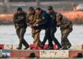 Ομοσπονδιακοί πράκτορες συνοδεύουν τον Νικολάς Μαδούρο, στις 5 Ιανουαρίου 2026 (φωτ.: EPA / Stringer)