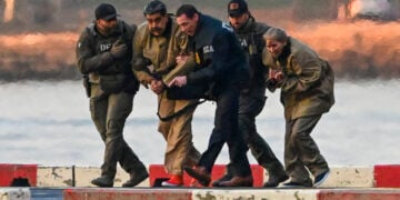 Ομοσπονδιακοί πράκτορες συνοδεύουν τον Νικολάς Μαδούρο, στις 5 Ιανουαρίου 2026 (φωτ.: EPA / Stringer)