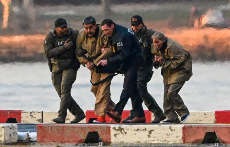 Ομοσπονδιακοί πράκτορες συνοδεύουν τον Νικολάς Μαδούρο, στις 5 Ιανουαρίου 2026 (φωτ.: EPA / Stringer)