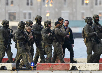 Ο Νικολάς Μαδούρο και η Σίλια Φλόρες λίγο μετά την αποβίβασή τους στο ελικοδρόμιο, στη Wall Street, 5 Ιανουαρίου 2026 (φωτ.:   EPA / Stringer)