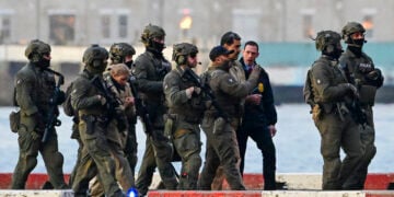 Ο Νικολάς Μαδούρο και η Σίλια Φλόρες λίγο μετά την αποβίβασή τους στο ελικοδρόμιο, στη Wall Street, 5 Ιανουαρίου 2026 (φωτ.:   EPA / Stringer)