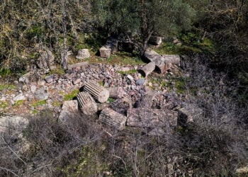 Σκόρπια αρχιτεκτονικά μέλη από το Μαντείο του Απόλλωνα Χρηστηρίου που ανήκε στην αρχαία πόλη των Αιγών, στη σημερινή δυτική Τουρκία (φωτ.: ΙΗΑ)