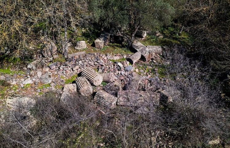 Σκόρπια αρχιτεκτονικά μέλη από το Μαντείο του Απόλλωνα Χρηστηρίου που ανήκε στην αρχαία πόλη των Αιγών, στη σημερινή δυτική Τουρκία (φωτ.: ΙΗΑ)