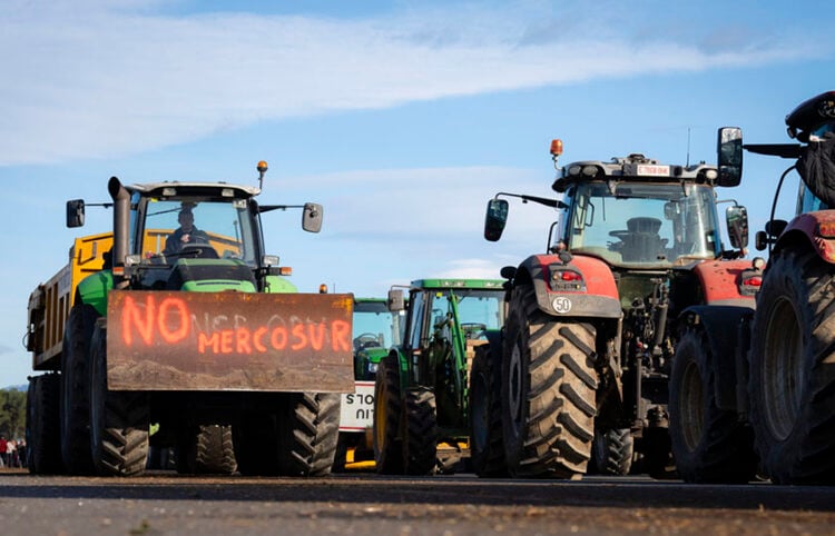 Αγροτικό μπλόκο στην Ισπανία, ενάντια στη συμφωνία με τη Mercosur (φωτ.: EPA / David Borrat)