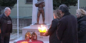 Παραμονή Θεοφανίων στο μνημείο για τη Γενοκτονία των Ελλήνων του Πόντου που βρίσκεται στην Άμπλιανη Λαμίας. Δευτέρα 5 Ιανουαρίου 2026 (πηγή: Glomex)