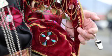 Περικεφαλαία Μωμόγερου και... σφυρίχτρα για τον απαραίτητο σαματά (φωτ.: Δήμος Κοζάνης)