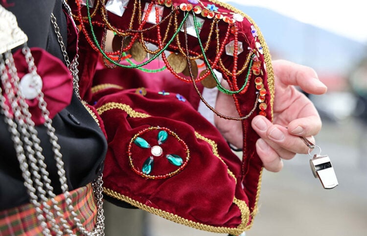 Περικεφαλαία Μωμόγερου και... σφυρίχτρα για τον απαραίτητο σαματά (φωτ.: Δήμος Κοζάνης)