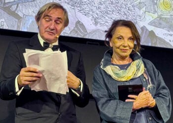 Η Μπέτυ Λιβανού κατά τη βράβευσή της στο 66ο Φεστιβάλ Κινηματογράφου Θεσσαλονίκης, μαζί με τον Άκη Σακελλαρίου. 4 Νοεμβρίου 2025 (φωτ.: Facebook / Finos Film Official)