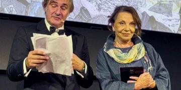 Η Μπέτυ Λιβανού κατά τη βράβευσή της στο 66ο Φεστιβάλ Κινηματογράφου Θεσσαλονίκης, μαζί με τον Άκη Σακελλαρίου. 4 Νοεμβρίου 2025 (φωτ.: Facebook / Finos Film Official)