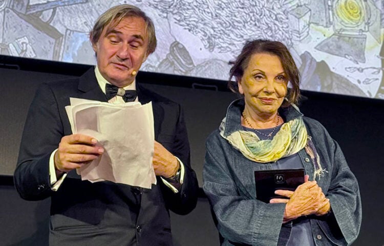 Η Μπέτυ Λιβανού κατά τη βράβευσή της στο 66ο Φεστιβάλ Κινηματογράφου Θεσσαλονίκης, μαζί με τον Άκη Σακελλαρίου. 4 Νοεμβρίου 2025 (φωτ.: Facebook / Finos Film Official)