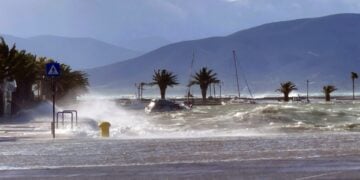 Το νερό βγήκε στη στεριά σήμερα στο Ναύπλιο (φωτ.: EUROKINISSI)