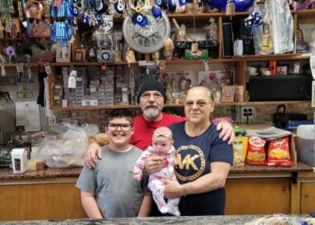 O Γιώργος Μίγλης με τη σύζυγό του, Χρυστάλλα και τα εγγόνια τους στο «Νέο Μπακάλικο» (φωτ.: facebook/New Bakaliko)