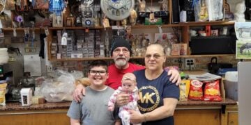 O Γιώργος Μίγλης με τη σύζυγό του, Χρυστάλλα και τα εγγόνια τους στο «Νέο Μπακάλικο» (φωτ.: facebook/New Bakaliko)