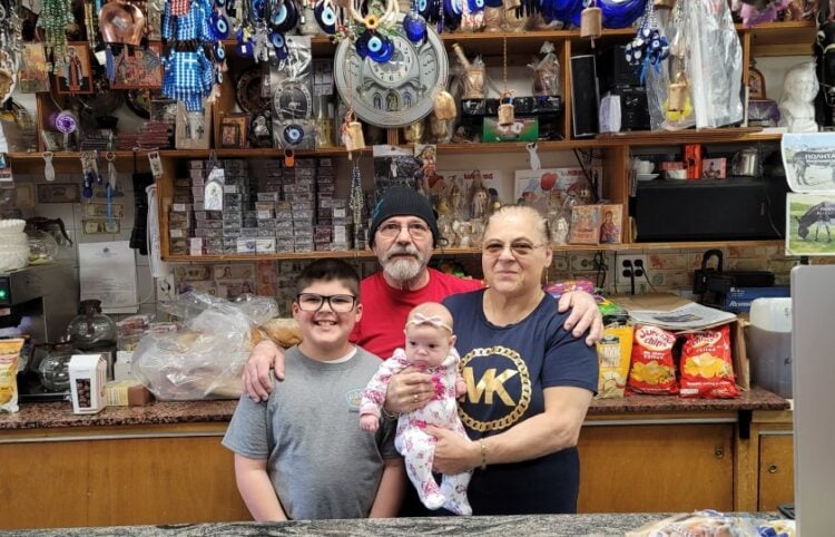 O Γιώργος Μίγλης με τη σύζυγό του, Χρυστάλλα και τα εγγόνια τους στο «Νέο Μπακάλικο» (φωτ.: facebook/New Bakaliko)