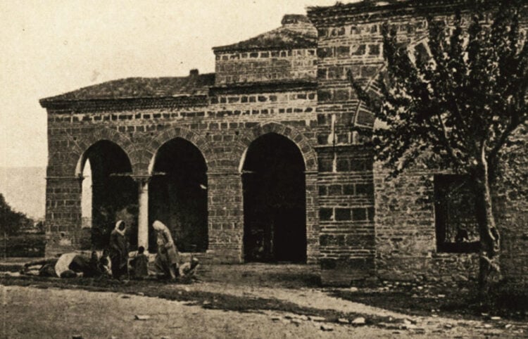 Βυζαντινό κτίσμα στη Νίκαια της Βιθυνίας, πιθανότατα λουτρά, γνωστό ως «Ανάκτορο των Τσιγγάνων» (πηγή: Louis de Launay, «La Turquie que l'on voit», 1913 / Βιβλιοθήκη Ιδρύματος Αικατερίνης Λασκαρίδη)