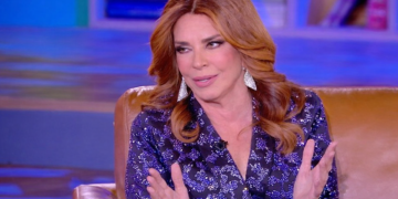 Η Μιμή Ντενίση στην εκπομπή «Στην Αγκαλιά του Φάνη», του Φάνη Λαμπρόπουλου (πηγή: Glomex)