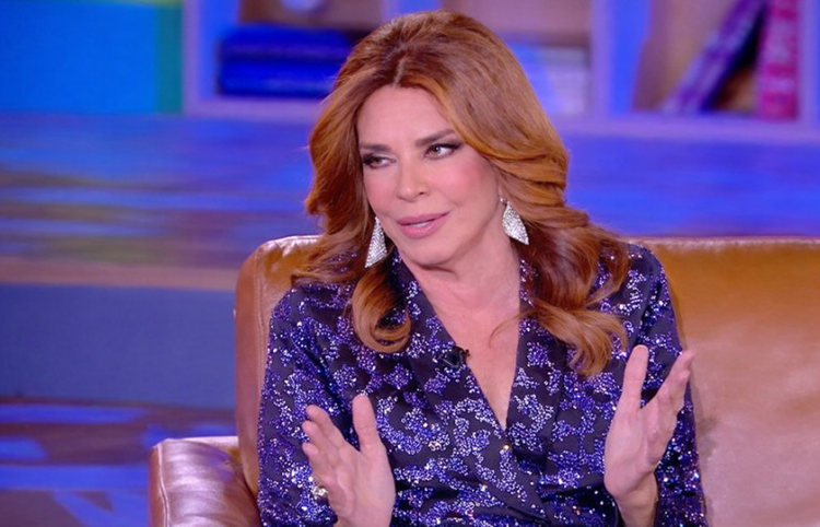 Η Μιμή Ντενίση στην εκπομπή «Στην Αγκαλιά του Φάνη», του Φάνη Λαμπρόπουλου (πηγή: Glomex)