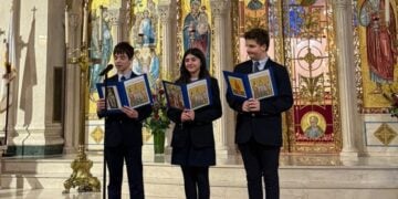 Ομογενείς μαθητές στη διάρκεια απαγγελίας (φωτ.: Orthodox observer/ Δημήτριος Πανάγος)