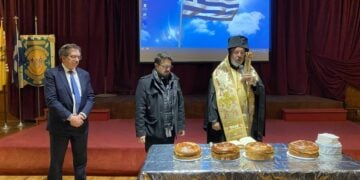 Δεξιά, ο επίσκοπος Ναζιανζού Αθηναγόρας προΐσταται της κοπής της βασιλόπιτας, με τη βοήθεια του πατέρα Ευαγόρα Κωνσταντινίδη και παρουσία του προέδρου της Παρέλασης για την Ελληνική Ανεξαρτησία της Νέας Υόρκης 2026, Λου Κάτσου (αριστερά) κατά τη συνάντηση της Ομοσπονδίας Ελληνικών Σωματείων της Μεγάλης Νέας Υόρκης (φωτ.: Εθνικός Κήρυκας/Ελένη Σακέλλη)