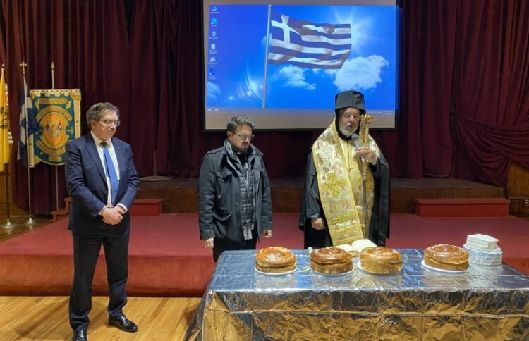 Δεξιά, ο επίσκοπος Ναζιανζού Αθηναγόρας προΐσταται της κοπής της βασιλόπιτας, με τη βοήθεια του πατέρα Ευαγόρα Κωνσταντινίδη και παρουσία του προέδρου της Παρέλασης για την Ελληνική Ανεξαρτησία της Νέας Υόρκης 2026, Λου Κάτσου (αριστερά) κατά τη συνάντηση της Ομοσπονδίας Ελληνικών Σωματείων της Μεγάλης Νέας Υόρκης (φωτ.: Εθνικός Κήρυκας/Ελένη Σακέλλη)