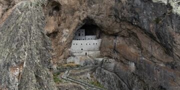 Σφηνωμένο στο βράχο το μοναστήρι που είναι αφιερωμένο στην Παναγία και βρίσκεται κοντά στη Νικόπολη του Πόντου (φωτ.: Anadolu)