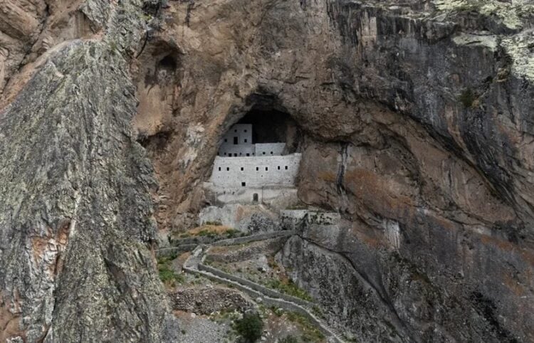 Σφηνωμένο στο βράχο το μοναστήρι που είναι αφιερωμένο στην Παναγία και βρίσκεται κοντά στη Νικόπολη του Πόντου (φωτ.: Anadolu)