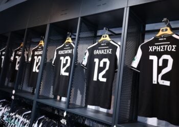 Φανέλες με τα ονόματα των οπαδών που έχασαν τη ζωή τους στη Ρουμανία έβγαλε στη μνήμη τους ο ΠΑΟΚ στην μπουτίκ της ομάδας (φωτ.: EUROKINISSI/Ραφαήλ Γεωργιάδης)