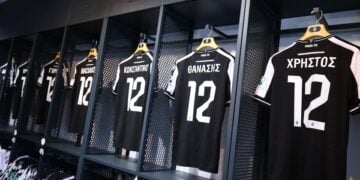 Φανέλες με τα ονόματα των οπαδών που έχασαν τη ζωή τους στη Ρουμανία έβγαλε στη μνήμη τους ο ΠΑΟΚ στην μπουτίκ της ομάδας (φωτ.: EUROKINISSI/Ραφαήλ Γεωργιάδης)