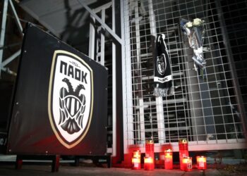 Αυτοσχέδιος βωμός στην είσοδο του γηπέδου του ΠΑΟΚ στην Τούμπα (φωτ.: EUROKINISSI/Νάσος Σιμόπουλος)