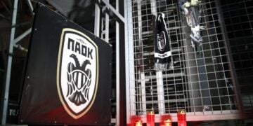 Αυτοσχέδιος βωμός στην είσοδο του γηπέδου του ΠΑΟΚ στην Τούμπα (φωτ.: EUROKINISSI/Νάσος Σιμόπουλος)