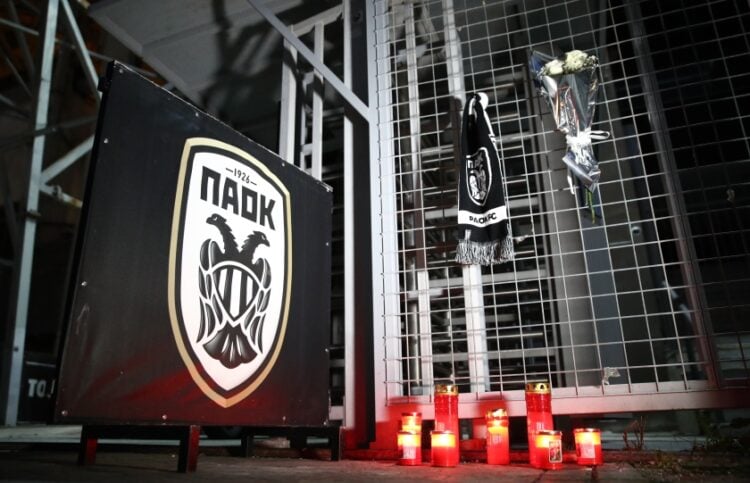 Αυτοσχέδιος βωμός στην είσοδο του γηπέδου του ΠΑΟΚ στην Τούμπα (φωτ.: EUROKINISSI/Νάσος Σιμόπουλος)