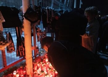 Πολίτες και αθλητές του ΠΑΟΚ έσπευσαν να αφήσουν κεριά και λουλούδια έξω από το γήπεδο της Τούμπας σε ένδειξη πένθους για τους οπαδούς που χάθηκαν (φωτ.: EUROKINISSI/Ραφαήλ Γεωργιάδης)