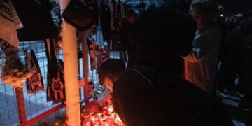 Πολίτες και αθλητές του ΠΑΟΚ έσπευσαν να αφήσουν κεριά και λουλούδια έξω από το γήπεδο της Τούμπας σε ένδειξη πένθους για τους οπαδούς που χάθηκαν (φωτ.: EUROKINISSI/Ραφαήλ Γεωργιάδης)