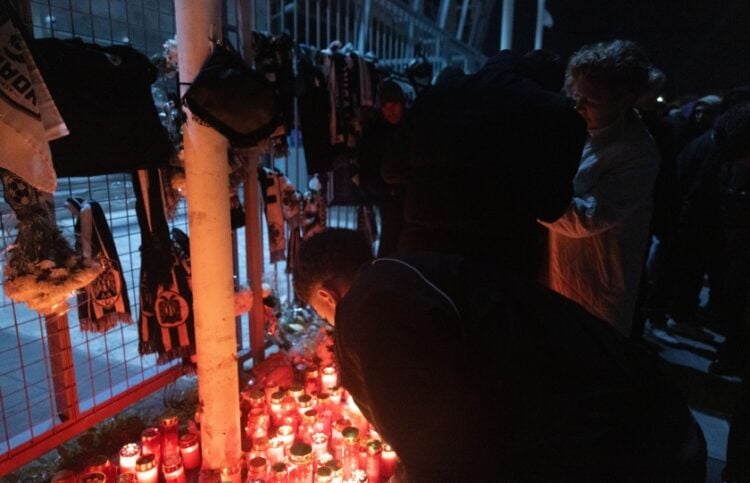 Πολίτες και αθλητές του ΠΑΟΚ έσπευσαν να αφήσουν κεριά και λουλούδια έξω από το γήπεδο της Τούμπας σε ένδειξη πένθους για τους οπαδούς που χάθηκαν (φωτ.: EUROKINISSI/Ραφαήλ Γεωργιάδης)