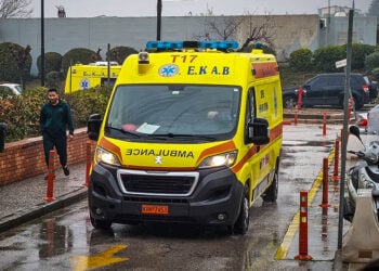 Από την άφιξη των τραυματιών στο νοσοκομείο «Παπαγεωργίου» (φωτ.: EUROKINISSI / Σωτήρης Τρυψάνης)