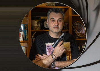 Ο Χρήστος Παρασίδης ποζάρει ως Τζέιμς Μποντ (φωτ.: ΑΠΕ-ΜΠΕ / Νίκος Αρβανιτίδης)